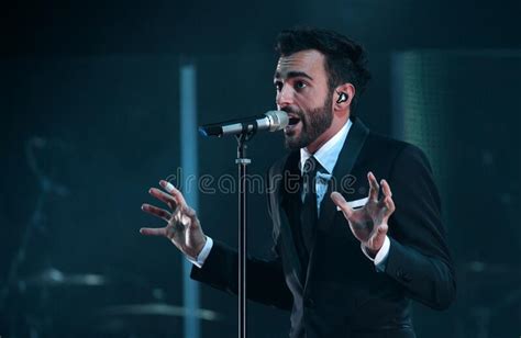 Marco Mengoni: Un Concerto indimenticabile che ha fatto tremare Berlino!